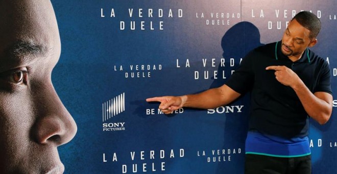 El actor estadounidense Will Smith regresa al drama con 'La verdad duele', donde se aborda la enfermedad de algunos jugadores de fútbol americano tras una vida deportiva sufriendo golpes en la cabeza. EFE