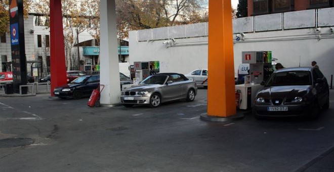 Varios vehículos repostan en una gasolinera. EUROPA PRESS