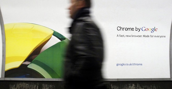 Un anuncio del navegador Chrome de Google en el metro de Londres. REUTERS/Luke MacGregor