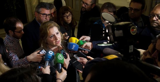 La concejal del PP el Ayuntamiento de Valencia, María Ángeles Ramón-Llin, atiende ayer a los medios. /EFE