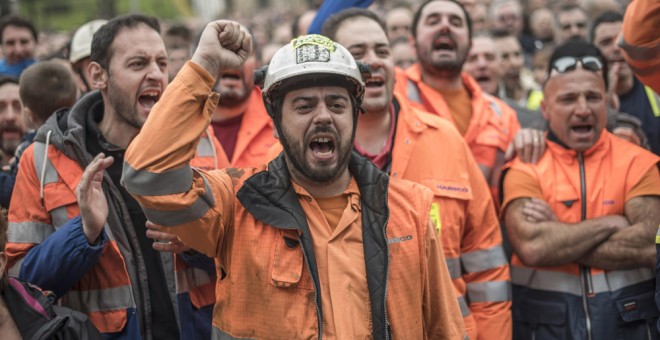 Manifestación en Sestao (Vizcaya) en defensa del empleo, tras el anuncio por parte de la empresa Arcelor Mittal de una 'parada temporal indefinida' de la planta. EFE/MIGUEL TOÑA