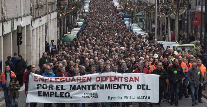 Manifestación en Sestao (Vizcaya) en defensa del empleo, tras el anuncio por parte de la empresa Arcelor Mittal de una 'parada temporal indefinida' de la planta. EFE/MIGUEL TOÑA