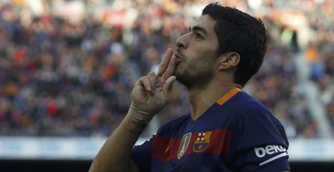 El delantero culé, Luis SUárez, celebra su gol.-REUTERS