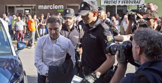 El exconseller y ex delegado del Gobierno Serafín Castellano llega detenido a los juzgados de Sagunto. EFE