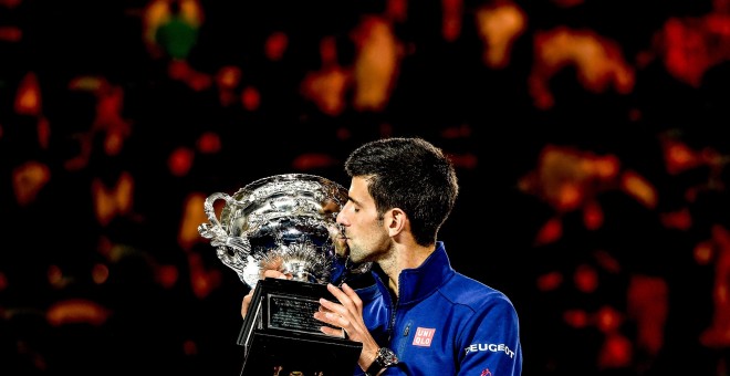 El tenista serbio Novak Djokovic besa el trofeo del Open de Australia, tras ganar en la final al británico Andy Murray. EFE/EPA/LYNN BO BO