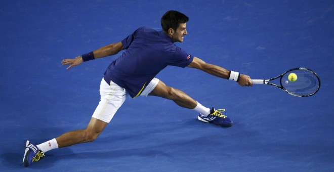 El tenista serbio Novak Djokovic devuelve una bola del británico Andy Murray durante la final del Open de Australia. REUTERS/Jason Reed