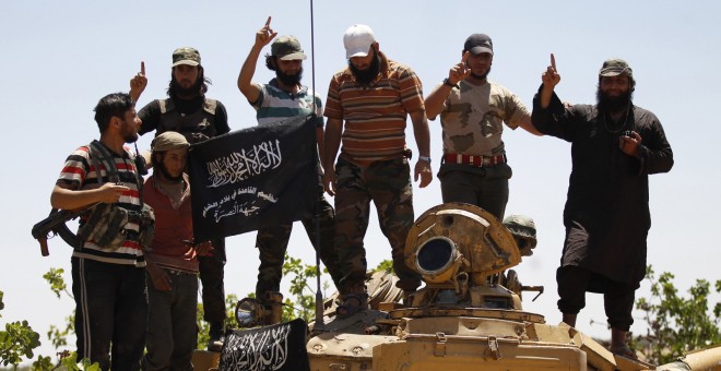 Miembros del del grupo islamista rebelde Jabhat al-Nusra posan sobre un tanque capturado a las fuerzas sirias en el norte de la provincia de  Idlib. REUTERS
