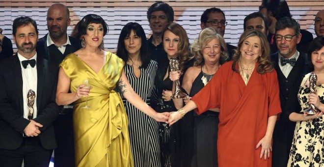 La actriz Rossy de Palma y la presidenta de la Academia Catalana de Cinema, Isona Passola, acomapañada de varios de los premiados en la gala de entrega de los VIII Premios Gaudí de Cine que otorga la Academia del Cinema Català./ EFE