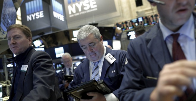 Operadores de NYSE, la bolsa de Wall Strret. REUTERS/Brendan McDermid