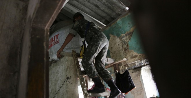 Soldados brasileños llevan a cabo una inspección para el mosquito Aedes aegypti. REUTERS