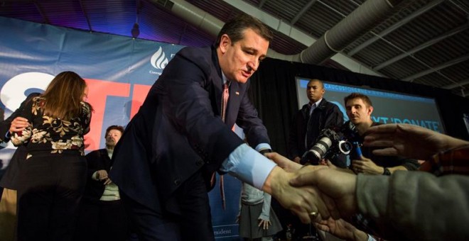 El candidato presidencial estadounidense por el partido Republicano Ted Cruz saluda a seguidores después de ganar los Caucus de Iowa./ EFE