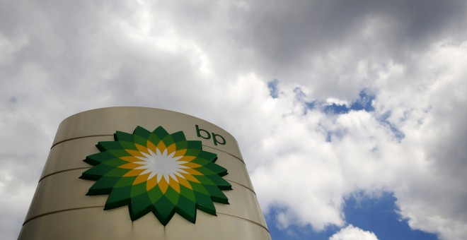 El logo de la petrolera británica BP en una estación de servicio en Londres. REUTERS/Luke MacGregor