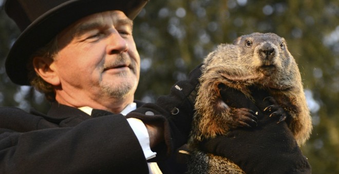 La marmota Phil predice en Punxsutawney que la primavera está a la vuelta de la esquina. /REUTERS