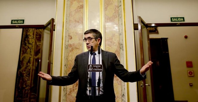 El presidente del Congreso, Patxi López, durante la rueda de prensa ofrecida este martes en la que declaró que rey Felipe VI propuso hoy al líder socialista Pedro Sánchez como candidato a presidente del Gobierno,. EFE/JuanJo Martín