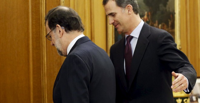 El rey Felipe VI con el presidente del Gobierno en funciones, Mariano Rajoy, posan antes de la segunda entrevista en la ronda de contactos on los líderes políticos para proponer un candidato a la investidura. REUTERS/Paco Campos