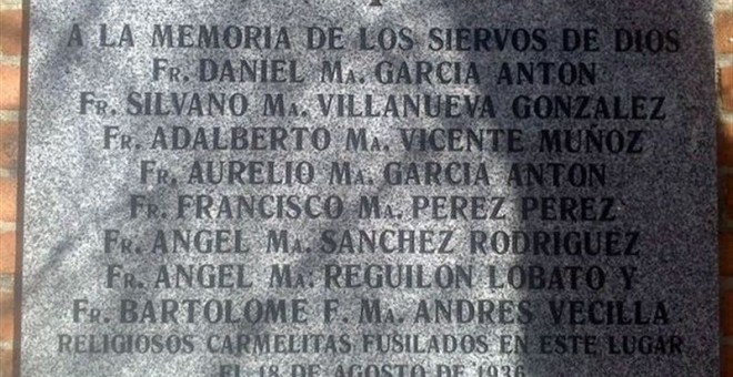 Placa en recuerdo de los ocho carmelitas fusilados que retiró ayer el Ayuntamiento de Madrid y que ha vuelto a reponer hoy.- EP