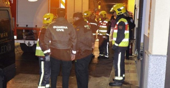 Agentes de la Guardia Civil y bomberos en el domicilio de la fallecida