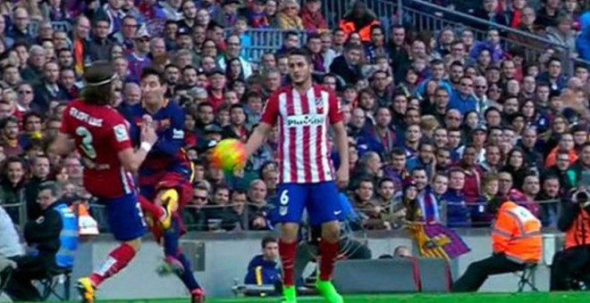 Momento de la patada de Filipe Luis a Messi.