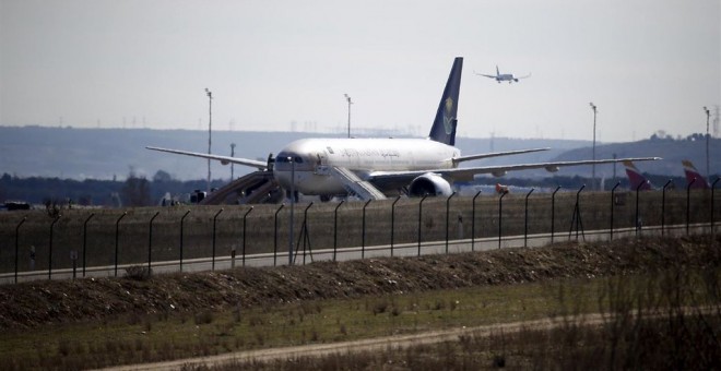 El avión aislado en el que se encontró la amenaza de bomba en Barajas.-EUROPA PRESS