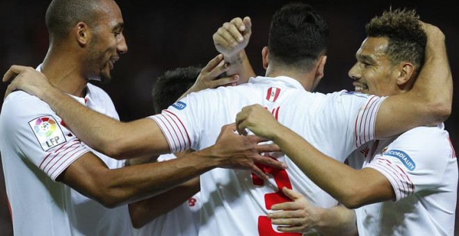 Los Jugadores del Sevilla celebran uno de los goles al Celta. EFE/José Manuel Vidal