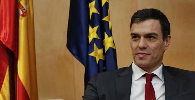 El secretario general del PSOE, Pedro Sánchez, durante la reunión con el presidente del PNV, Andoni Ortuzar, hoy en el Congreso de los Diputados, con lo que completa la primera ronda de reuniones encaminadas a intentar entablar un acuerdo de gobierno. EFE