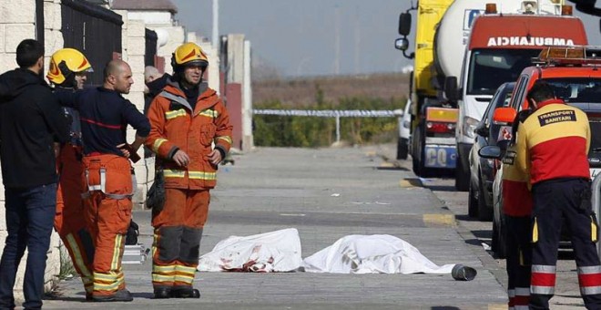 Efectivos de los servicios de emergencias junto a los cadáveres de dos personas que han fallecido a consecuencia de una explosión en una empresa de biodiésel de Algemesí (Valencia). / KAI FÖRSTERLING (EFE)