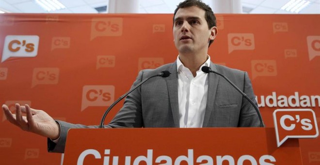 El líder de Ciudadanos (C's), Albert Rivera, durante la rueda de prensa que ha ofrecido hoy tras la Ejecutiva Nacional del partido. EFE/Paco Campos