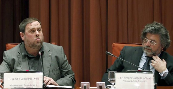 El vicepresidente y conseller de Economía y Hacienda, Oriol Junqueras, junto al presidente de la Comisión de Economía y Hacienda del Parlament, Antoni Castellà (d), durante su comparecencia en dicha comisión en la que ha anunciado que impulsará un plan de