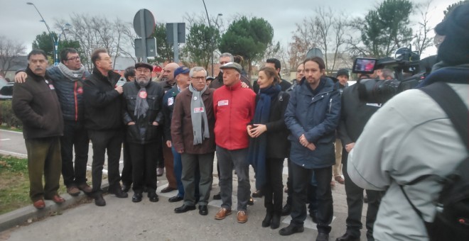 Algunos de los acusados conocidos como 'Los ocho de Airbus' junto a Pablo Iglesias, Cándido Méndez e Ignacio Toxo, entre otros. JAIRO VARGAS