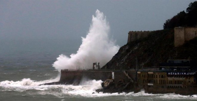 Una gran ola rompe contra el Paseo Nuevo de San Sebastián, donde esta tarde se ha activado la alerta naranja por fuerte oleaje coincidiendo con el horario de la pleamar. EFE/Juan Herrero.