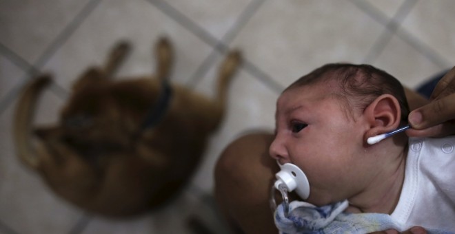 Daniele Santos, de 29 años, limpia el oído de su hijo Juan Pedro, que tiene 2 meses de edad y ha nacido con microcefalia, después de bañarlo en su casa en Recife, Brasil. El virus zika, transmitido por mosquitos, se ha generalizado en Brasil y se ha relac