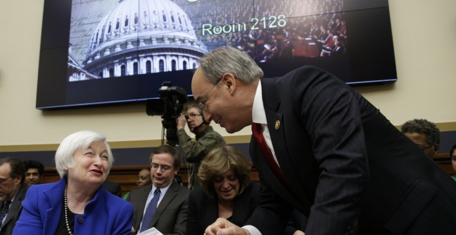 La presidenta de la Reserva Federal, Janet Yellen, con el congresista republicano Bruce Poliquin, antes de su intervención ante el Comité de Servicios Financieros de la Cámara de Representantes del Congreso para presentar su informe semestral. REUTERS/Gar