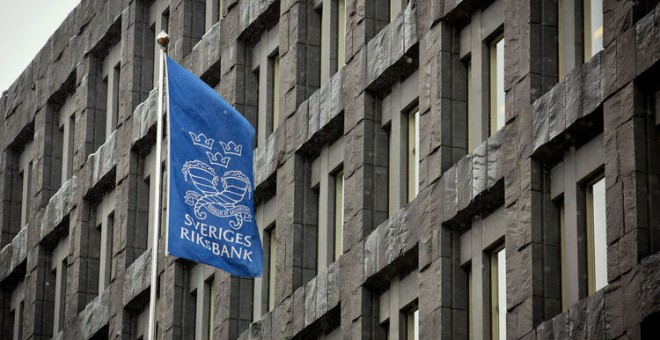 Una bandera con el logo de Riksbank, frente a la sede del Banco de Suecia, en Estocolmo. REUTERS