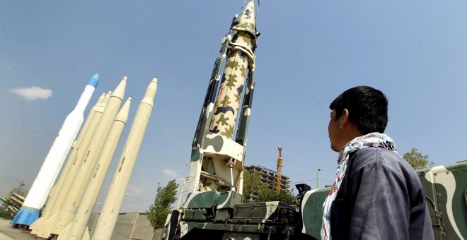Un hombre mira misiles de fabricación iraní en Santa Museo de la Defensa en Teherán