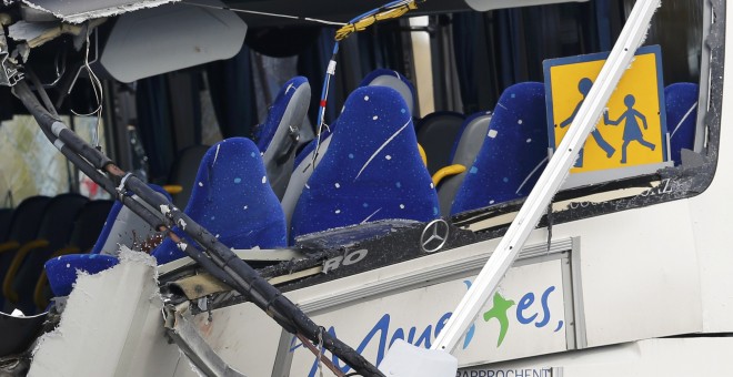 Los asientos traseros de un minibús escolar se ven después de chocar contra un panel de metal que cayó de un camión en Rochefort , Francia. REUTERS