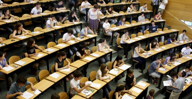 Estudiantes en un aula universitaria.-EFE