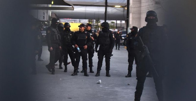 Fuerzas de seguridad vigilan los accesos a la cárcel mexicana de Topo Chico, en Monterrey. / MIGUEL SIERRA (EFE)