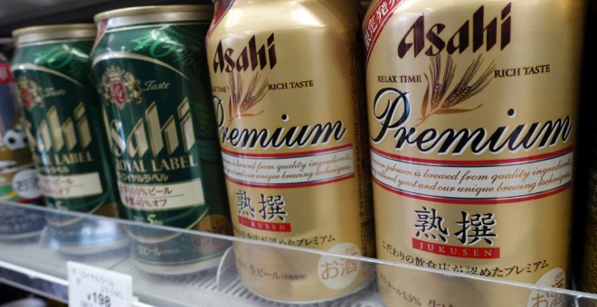 Cervezas Asahi son puestas a la venta en una tienda en Tokio (Japón). EFE/Franck Robichon