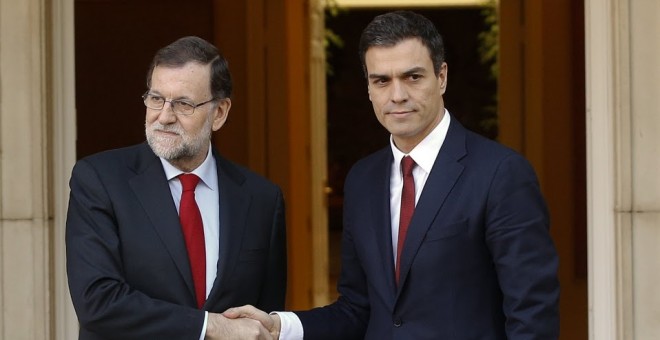 Mariano Rajoy y Pedro Sánchez se saludan con frialdad a la entrada del Palacio de la Moncloa, en su reunión tras las elecciones del 20-D. REUTERS