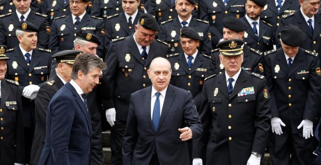 Jorge Fernández Díaz, junto al director de la Policía, Ignacio Cosidó, en el 40 aniversario de los TEDAX. / EFE