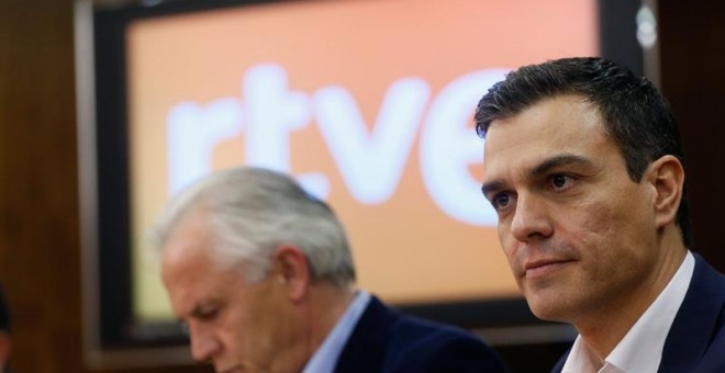 El secretario general del PSOE, Pedro Sánchez, con los sindicalistas de RTVE en Torrespaña. / EFE