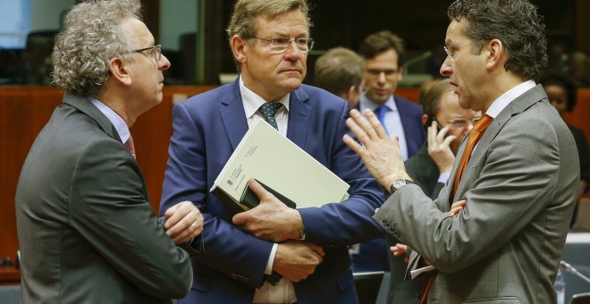 El ministro de Finanzas de Luxemburgo Pierre Gramegna conversa con el ministro de Finanzas belga Johan Van Overtveldt y el ministro de Finanzas holandés y presidente del Eurogrupo, Jeroen Dijsselbloem durante una reunión de ministros de Finanzas de la Uni