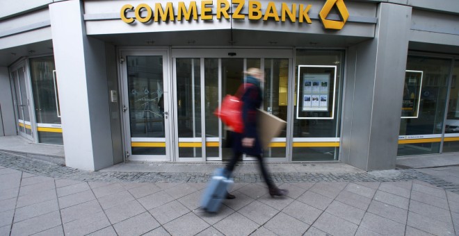 Un peatón pasa por delante de una sucursal de Commerzbank, en Fráncfort. REUTERS/Ralph Orlowski