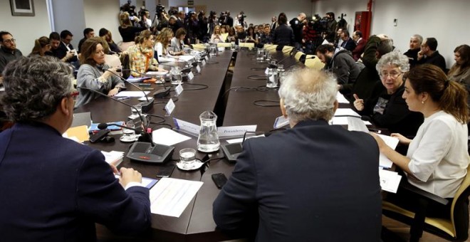 La delegada de Cultura del Ayuntamiento de Madrid, Celia Mayer (d), durante su comparecencia a petición propia para explicar las últimas decisiones en aplicación de la Ley de memoria histórica, paralizadas tras las polémicas por la retirada de un placa e