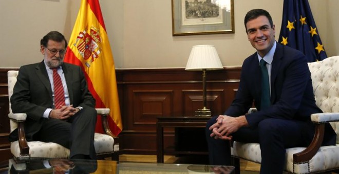 Pedro Sánchez y Mariano Rajoy, durante la reunión que han mantenido este viernes en el Congreso. EFE/Mariscal