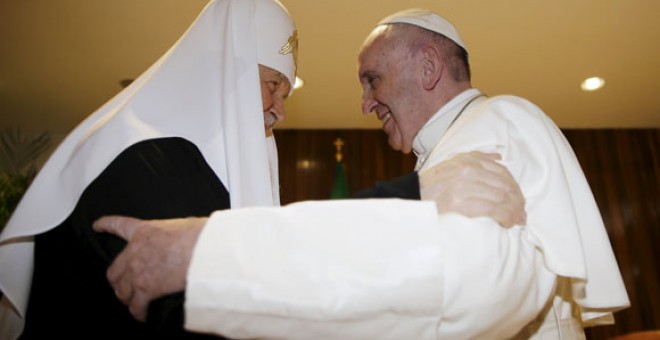 El patriarca ortodoxo ruso Kiril y el papa Francisco se saludan en La Habana. REUTERS/Max Rossi