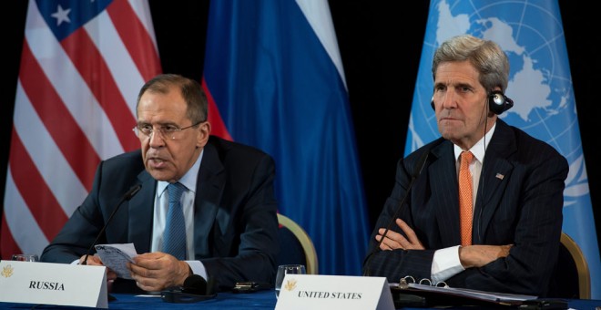 El secretario de Estado estadounidense, John Kerry y el ministro de Exteriores ruso, Sergei Lavrov en una conferencia de prensa tras la reunión del Grupo Internacional de Apoyo a Siria (ISSG) en Munich. EFE