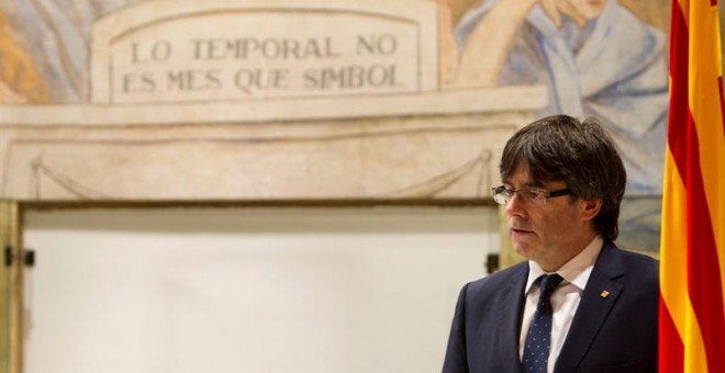 El presidente de la Generalitat de Catalunya, Carles Puigdemont, durante la declaración institucional que ha ofrecido en el Palau de la Generalitat para valorar la figura y la trayectoria de la diputada de Junts pel Sí y expresidenta de Ómnium Cultural Mu