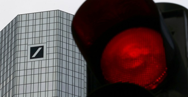 Un semáforo en rojo junto al edificio de la sede del Deutsche Bank en Fráncfort.  REUTERS/Kai Pfaffenbach