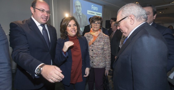 La vicepresidenta en funciones Soraya Saénz de Santamaría, con el presidente de la Comunidad de Murcia, Pedro Antonio Sánchez; la presidenta de la Asamblea Regional, Rosa Peñalver, y el exministro de Defensa y presidente de la fundación Everis, Eduardo Se